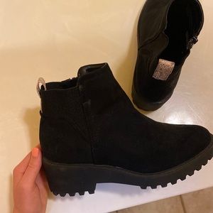 Universal thread boots